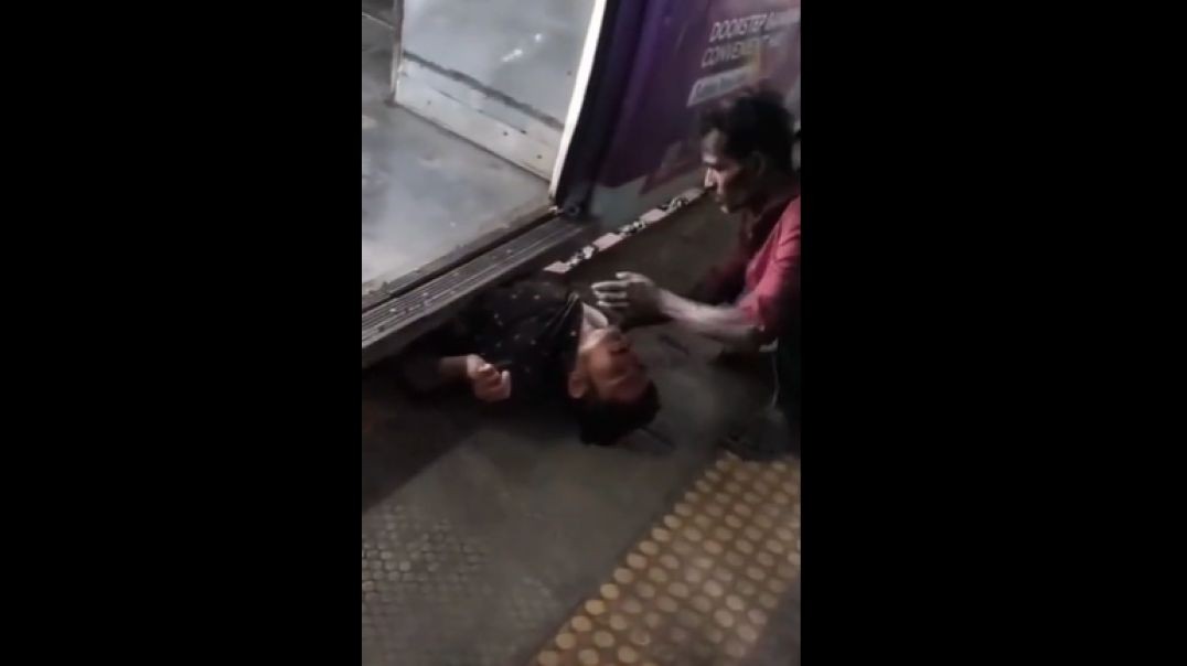 Man Gets Trapped Between Train & Platform At Andheri Station In India